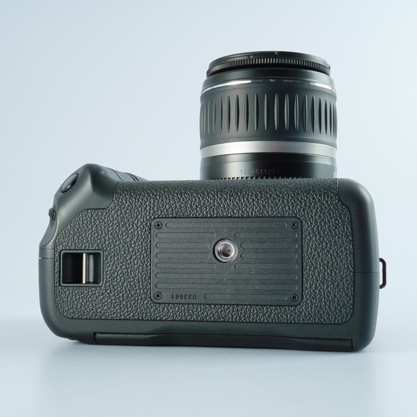 Canon EOS 20D + EF-S 18-55mm F/3.5-5.6Ⅱ USM + BG-E2 + CF 1GB デジタル一眼レフカメラ