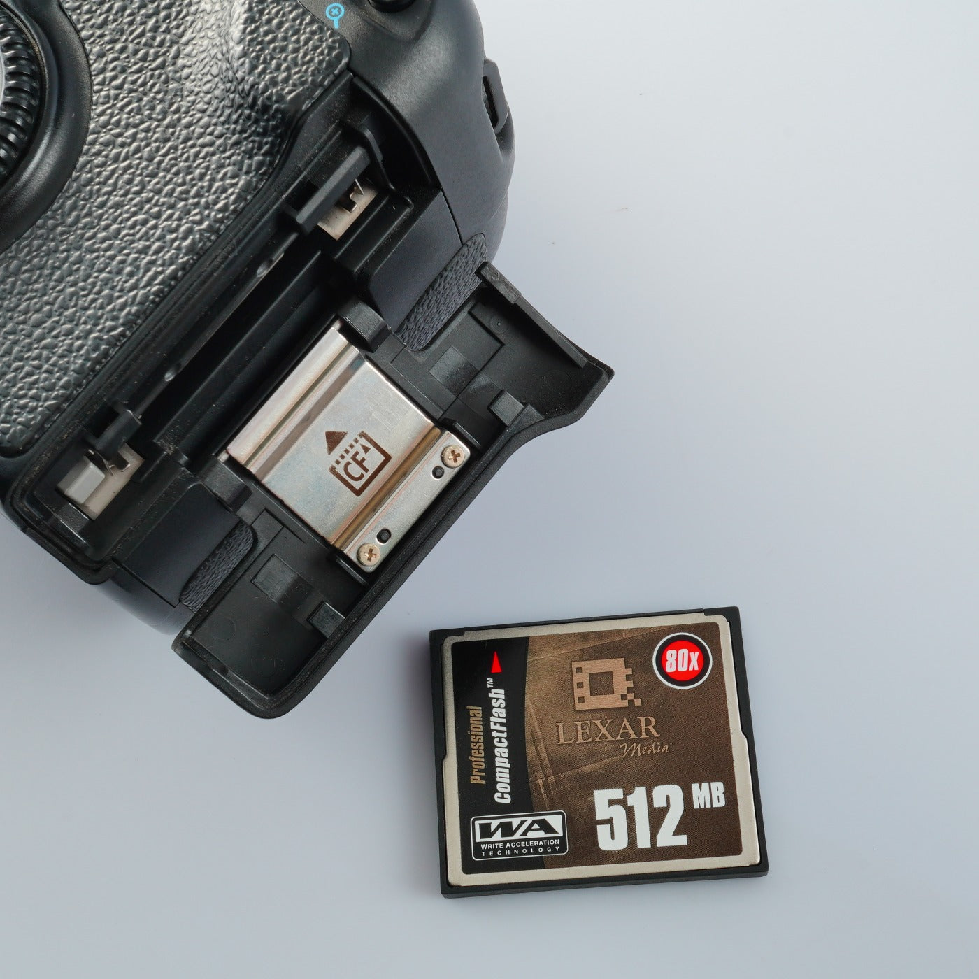 Canon EOS 20D + EF-S 18-55mm F/3.5-5.6 USM + CF 512MB デジタル一眼レフカメラ