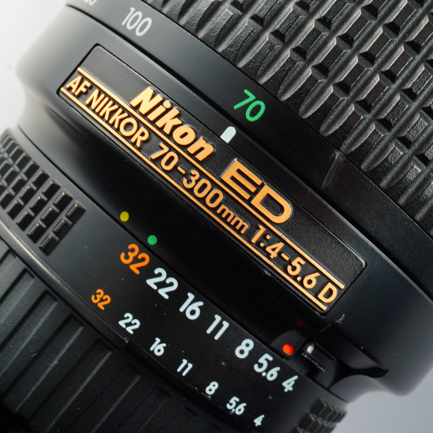Nikon AF Nikkor 70-300mm /4-5.6 D ED ズームレンズ
