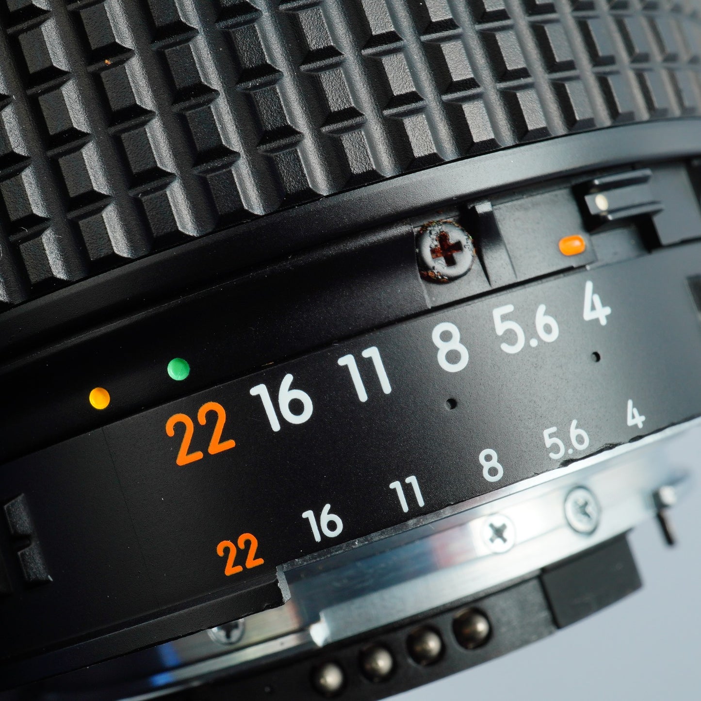 Nikon F60 (N60) + AF Nikkor 35-80mm F/4-5.6D + SB-24 AF Film-Spiegelreflexkamera