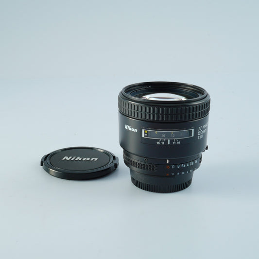 Nikon AF Nikkor 85mm F/1.8  単焦点レンズ