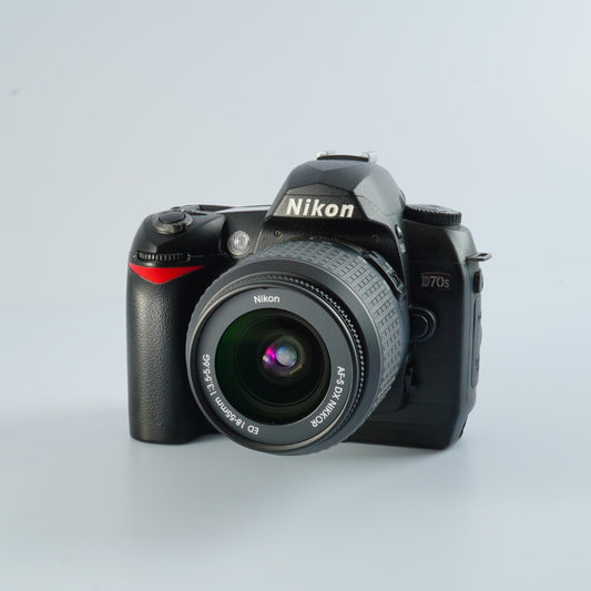 Nikon D70s + AF‑S DX Zoom Nikkor 18‑55mm F/3.5‑5.6 G ED デジタル一眼レフカメラ