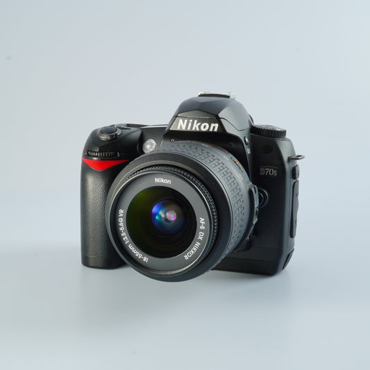 Nikon D70s + AF‑S DX Zoom Nikkor 18‑55mm F/3.5‑5.6 G ED デジタル一眼レフカメラ
