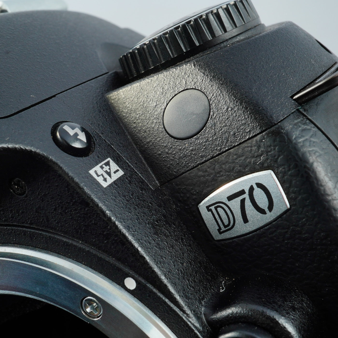 Nikon D70 + AF-S DX NIKKOR 18-55mm F/3.5-5.6 G VR デジタル一眼レフカメラ