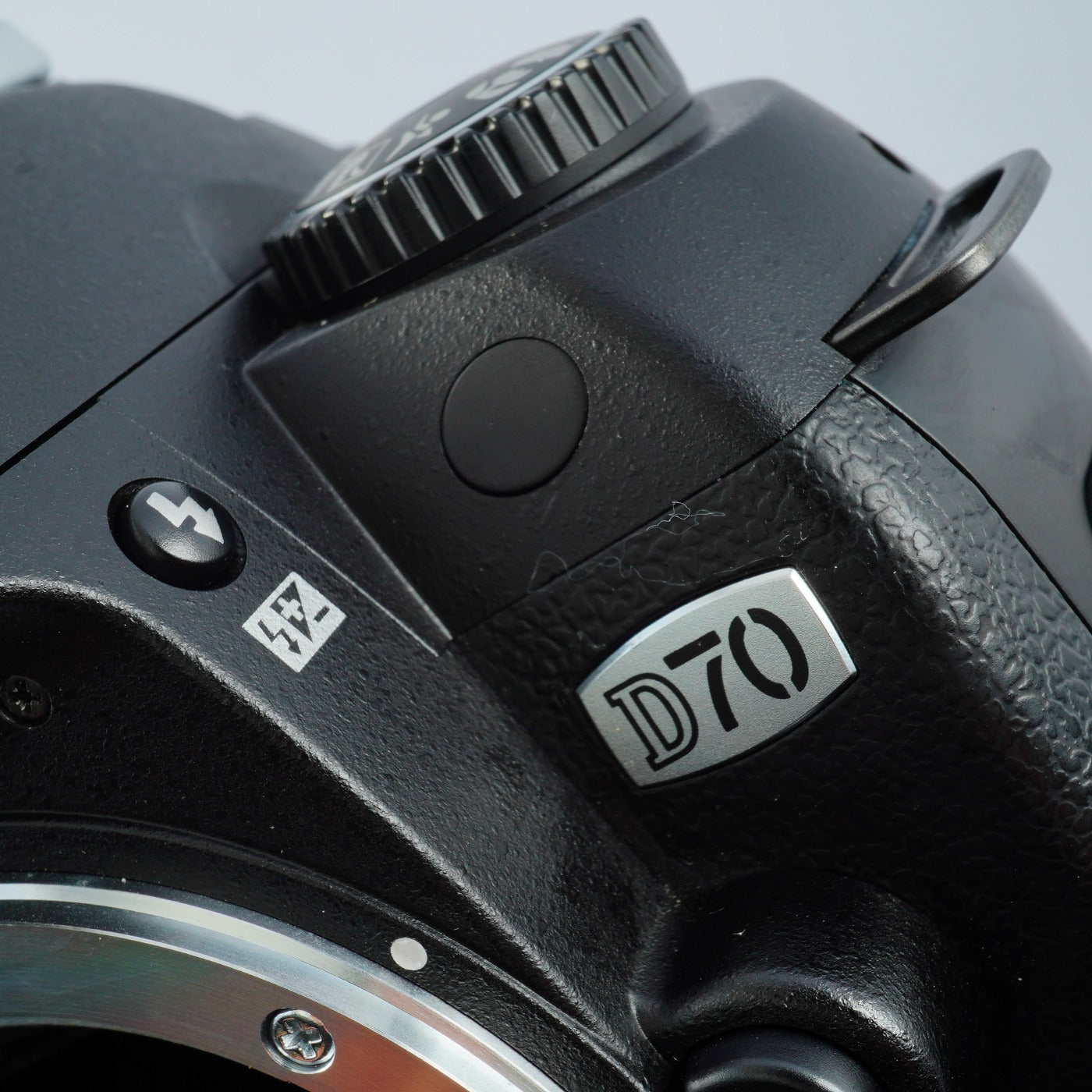 Nikon D70 + AF-S DX NIKKOR 18-55mm F/3.5-5.6 G VR デジタル一眼レフカメラ