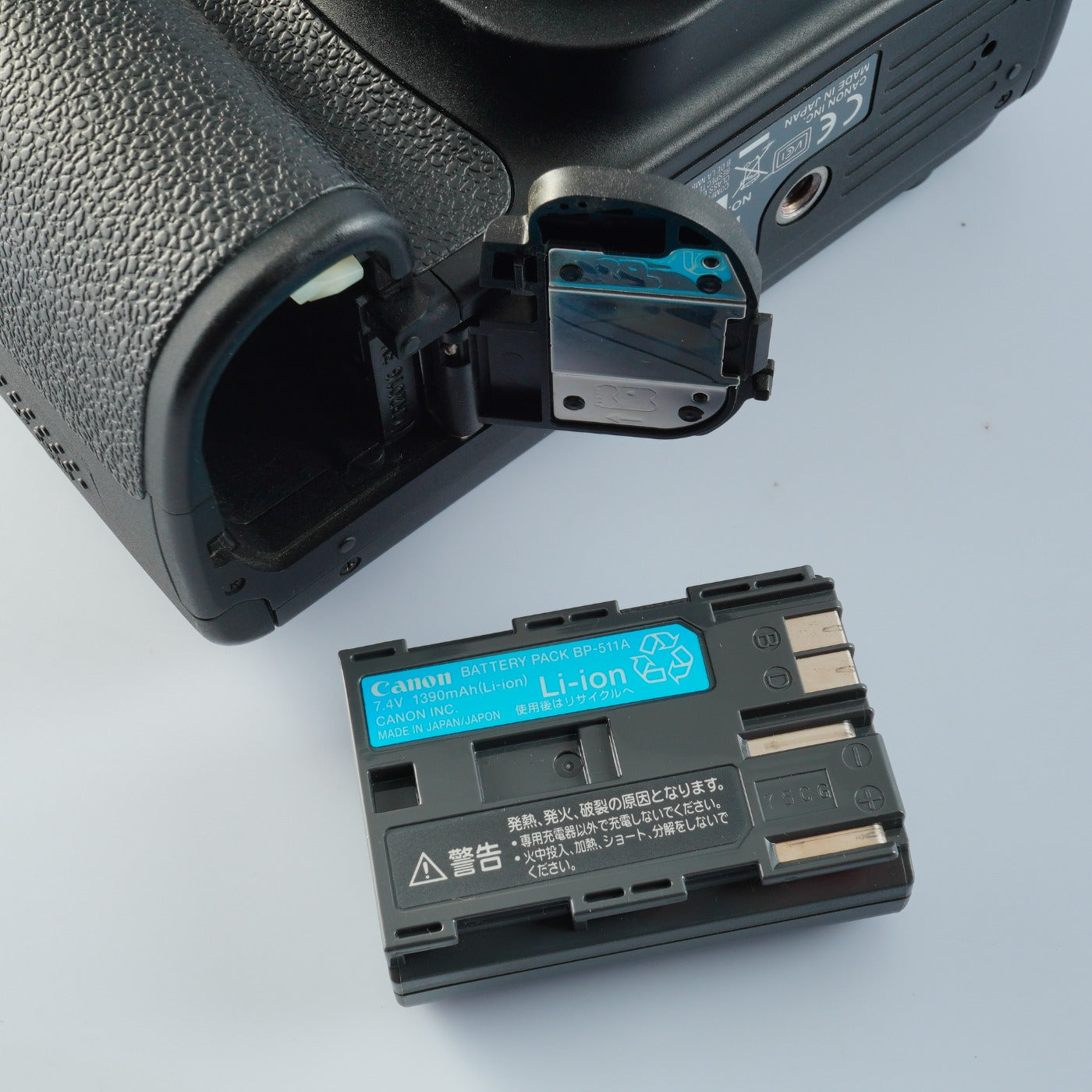 Canon EOS 30D + EF-S 18-55mm F/3.5-5.6 IS + CF 1GB デジタル一眼レフカメラ