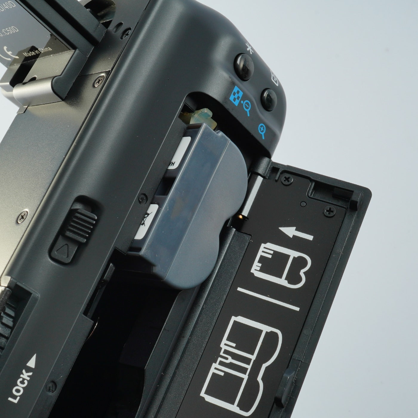 Canon EOS 40D + EF-S 18-55mm F/3.5-5.6 Ⅱ USM + CF 2GB デジタル一眼レフカメラ