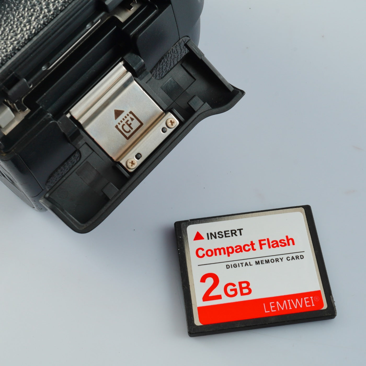 Canon EOS 30D + EF-S 18-55mm F/3.5-5.6 USM + CF 2GB デジタル一眼レフカメラ