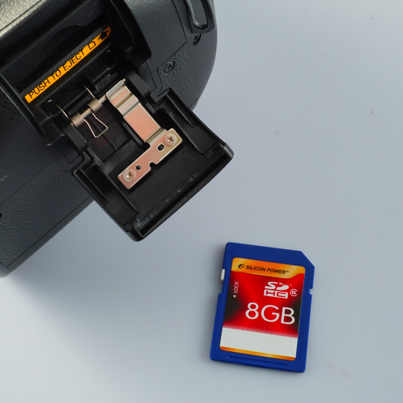 Nikon D80 + AF-S DX NIKKOR 18-55mm F/3.5-5.6 G VR + SD 8GB デジタル一眼レフカメラ