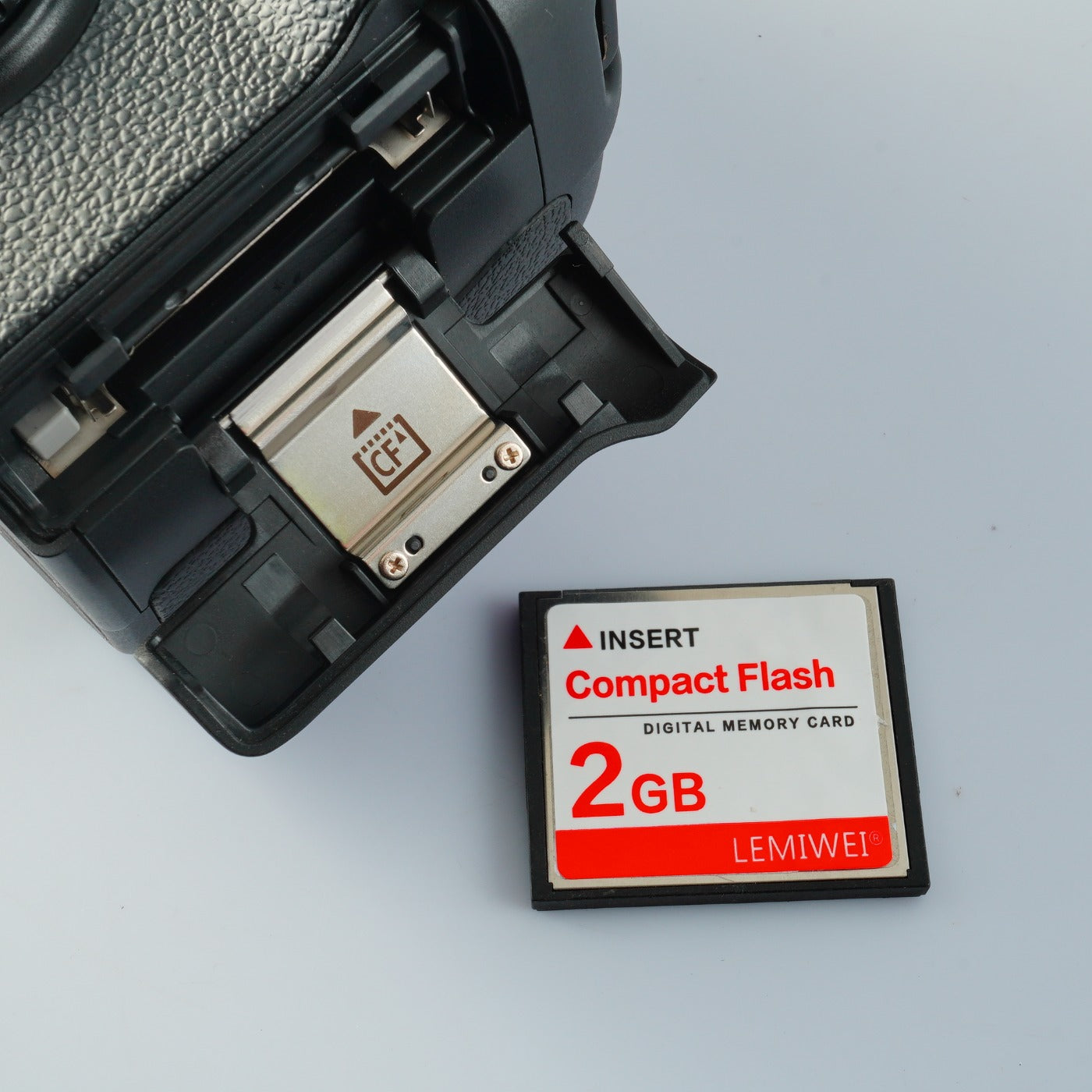 Canon EOS 20D + EF-S 18-55mm F/3.5-5.6Ⅱ USM + CF 2GB デジタル一眼レフカメラ