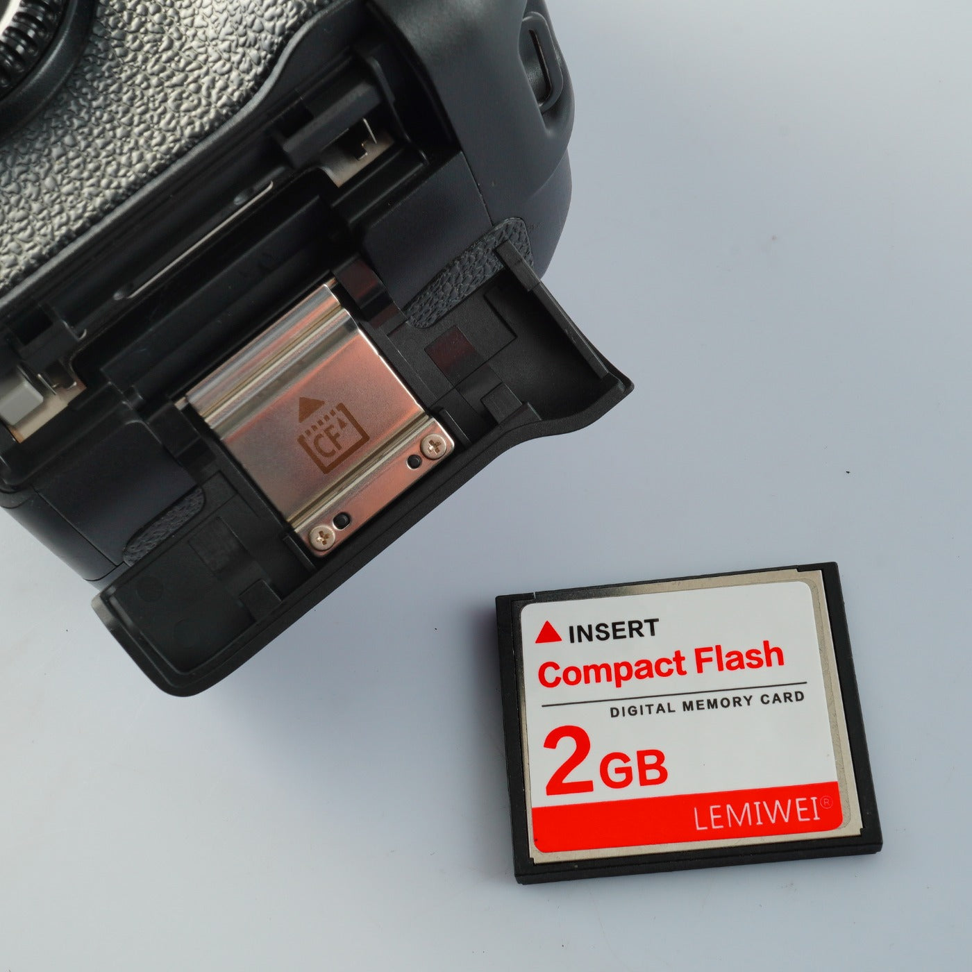 Canon EOS 30D + EF-S 18-55mm F/3.5-5.6 IS + CF 2GB デジタル一眼レフカメラ