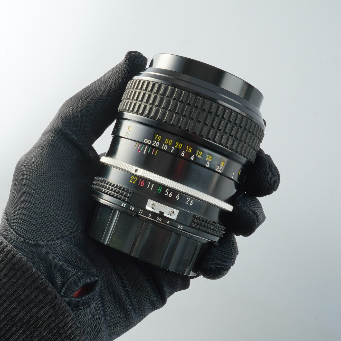 Nikon Ai NIKKOR 105mm F/2.5 prime lens