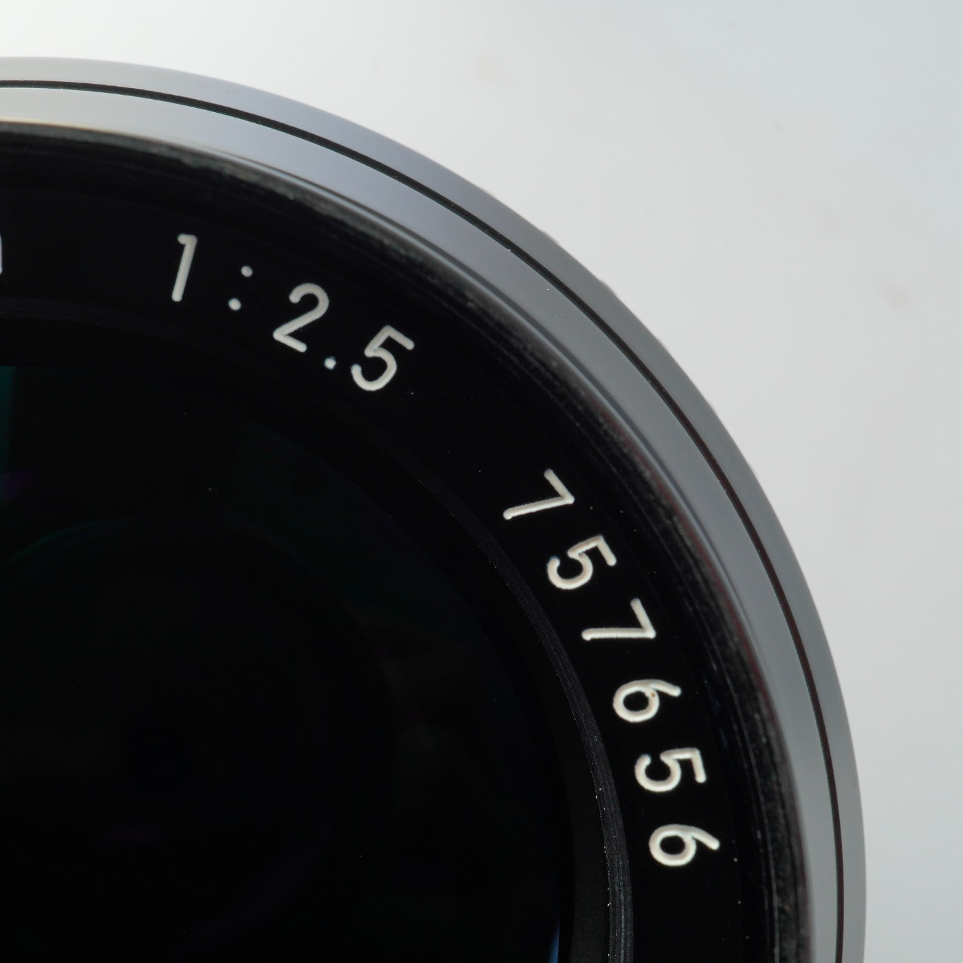 Nikon Ai NIKKOR 105mm F/2.5 prime lens