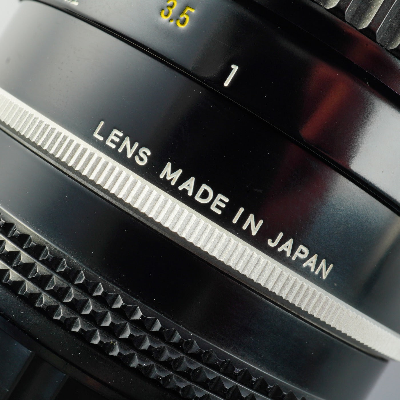 Nikon Ai NIKKOR 105mm F/2.5 prime lens