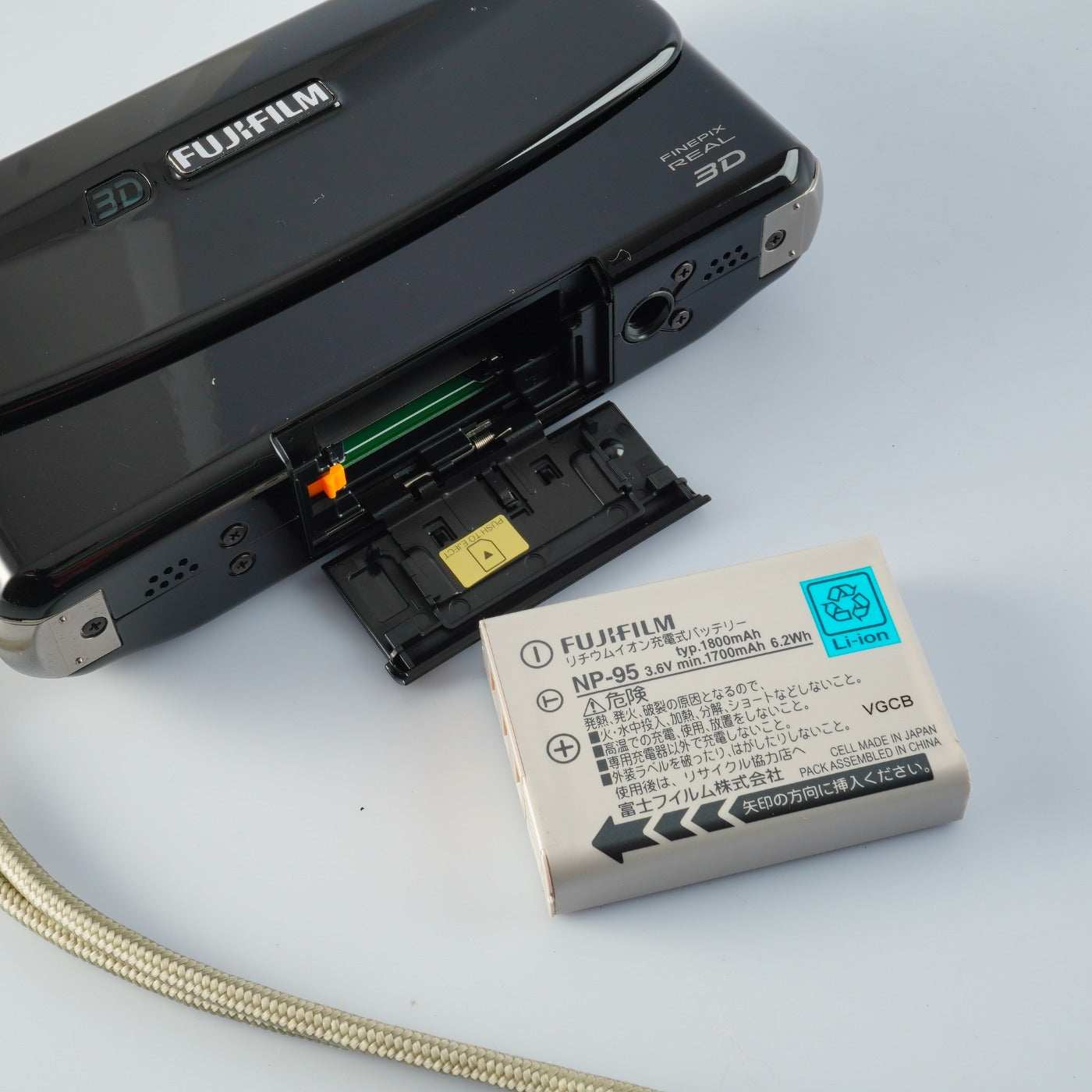 FUJIFILM FINEPIX REAL 3D W1 + SD 8GB コンパクトデジタルカメラ