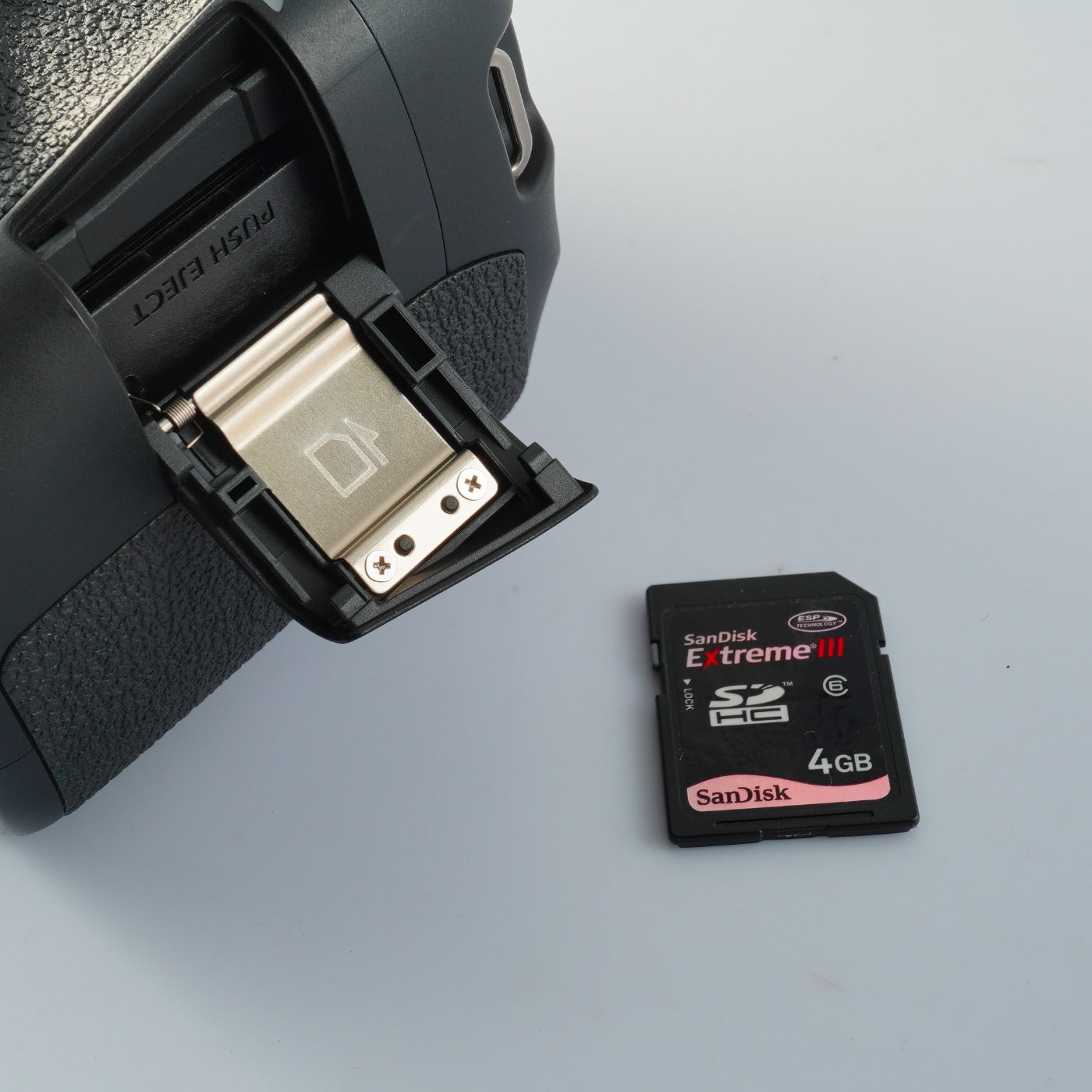 Canon 70D + SD 4GB デジタル一眼レフカメラ