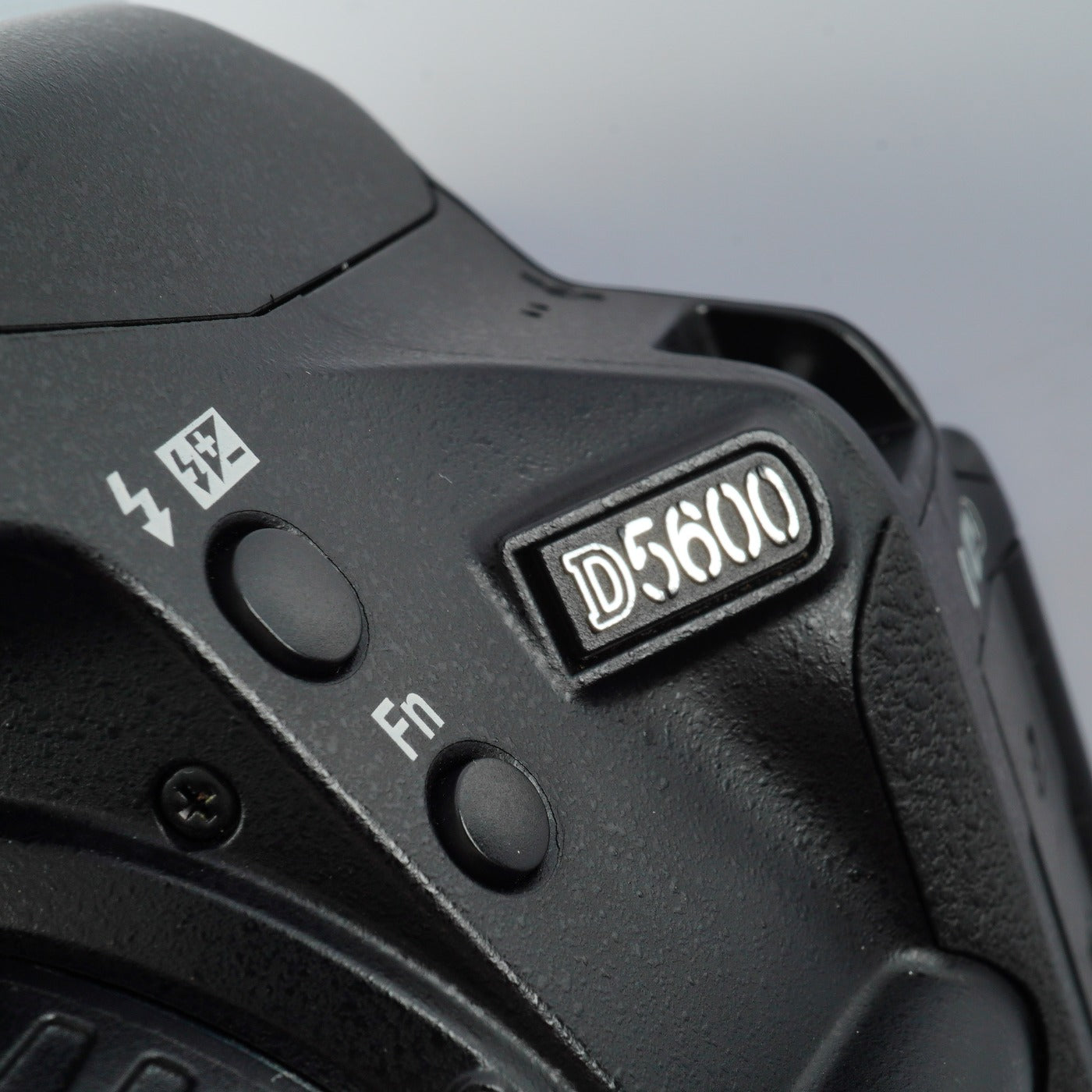 Nikon D5600 + AF-S DX NIKKOR 18-55mm F/3.5-5.6 GⅡ VR + SD 2GB MF フィルム一眼レフカメラ