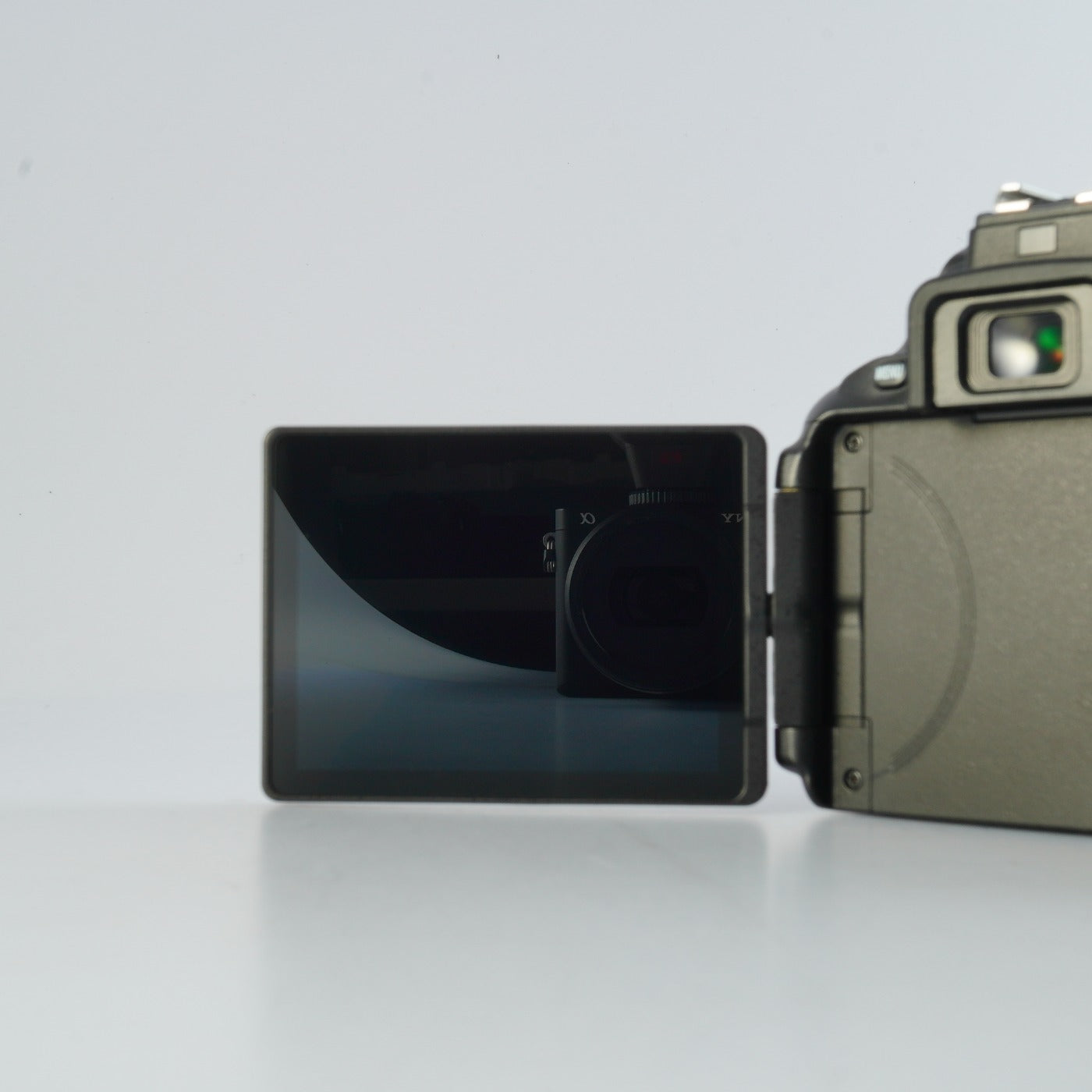 Nikon D5600 + AF-S DX NIKKOR 18-55mm F/3.5-5.6 GⅡ VR + SD 2GB MF フィルム一眼レフカメラ