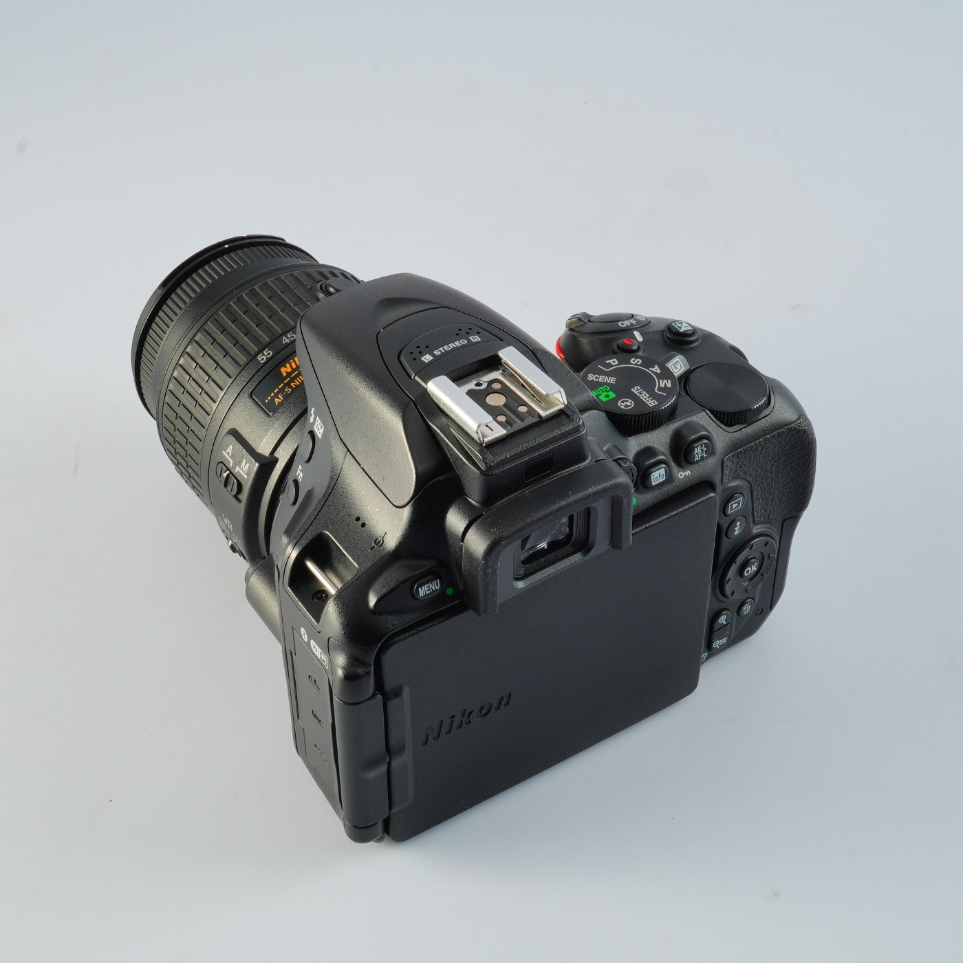 Nikon D5600 + AF-S DX NIKKOR 18-55mm F/3.5-5.6 GⅡ VR + SD 2GB MF