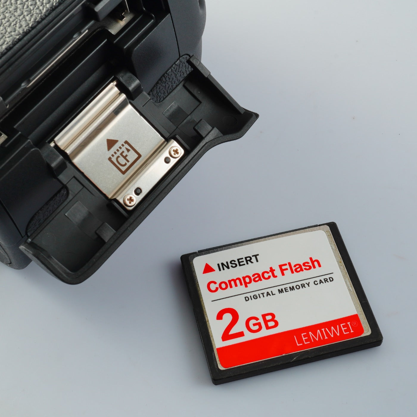 Canon EOS 20D + EF-S 18-55mm F/3.5-5.6Ⅱ USM + CF 2GB デジタル一眼レフカメラ