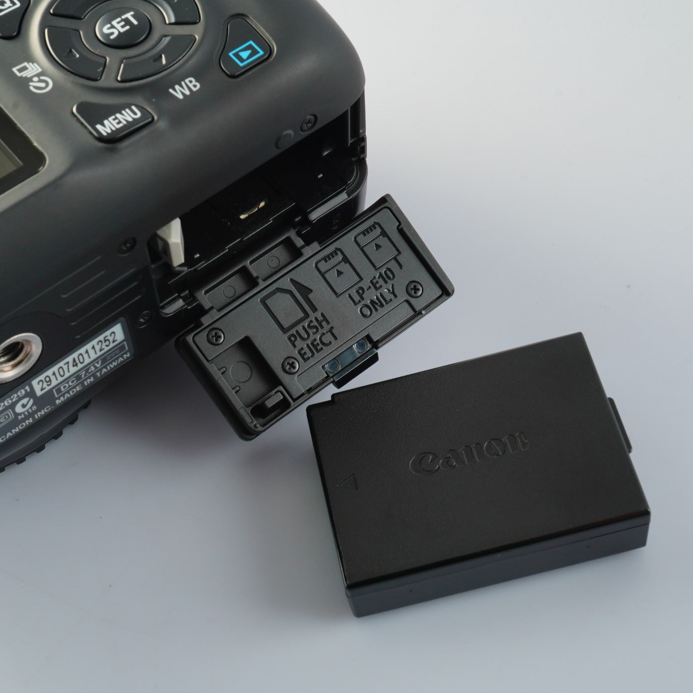 Canon EOS Kiss X50 ( Rebel T3 ) + EF-S 18-55mm F/3.5-5.6 デジタル一眼レフカメラ