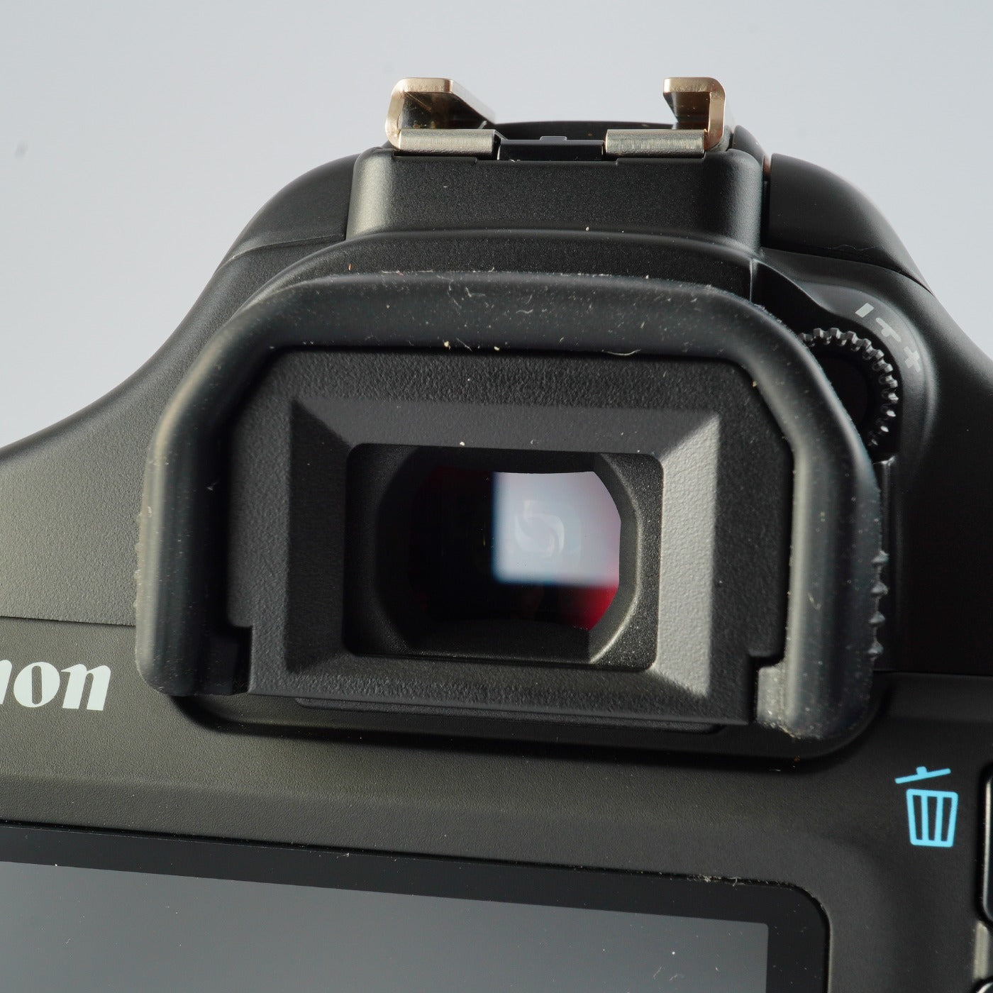 Canon EOS Kiss X50 ( Rebel T3 ) + EF-S 18-55mm F/3.5-5.6 デジタル一眼レフカメラ