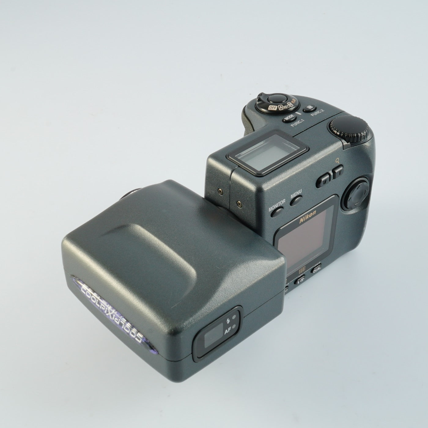 Nikon Coolpix 990 コンパクトデジタルカメラ