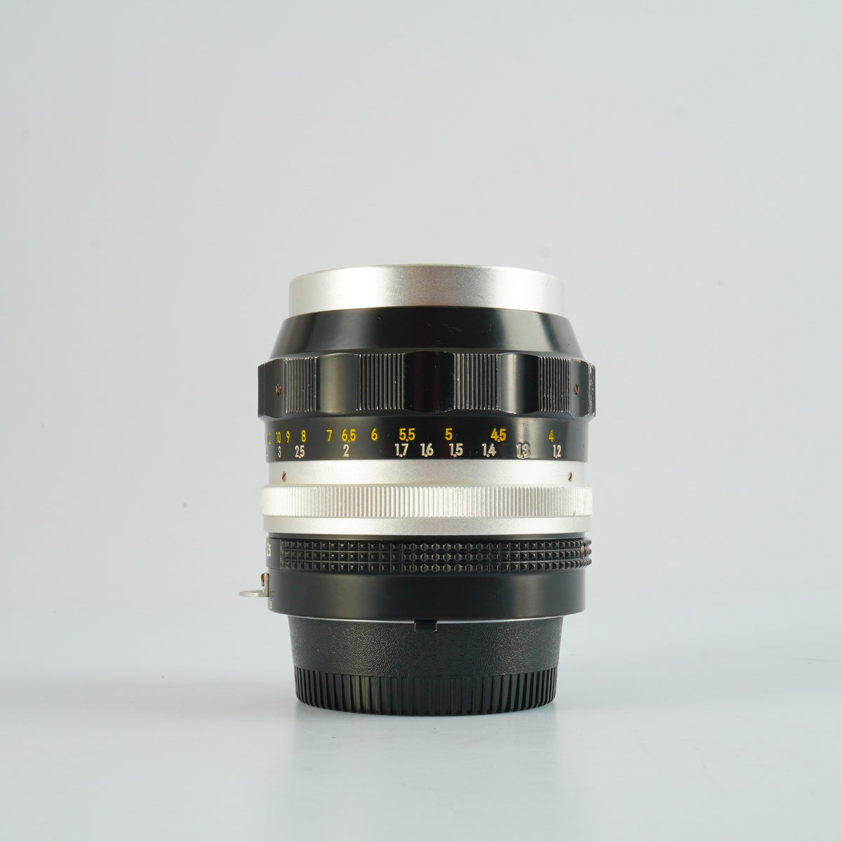 【Serviced】 Nikon Ai改 NIKKOR-P Auto 105mm F/2.5 単焦点レンズ